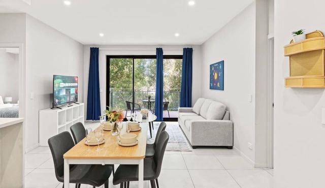 Modern Retreat 2 Ensuite Bedrooms + Walk to Shops