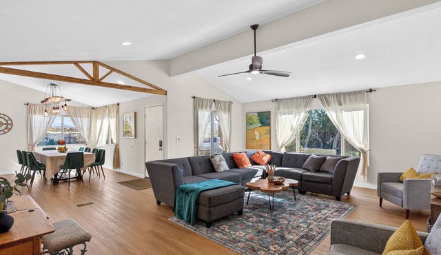 Modern Retreat 3 King Beds Close to Botanica