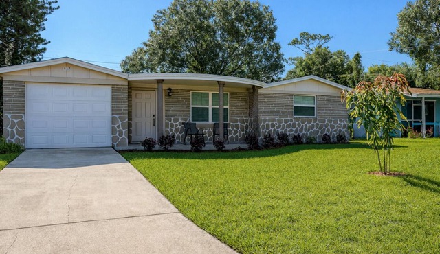 Modern Retreat, 9 Mins to Beach, Fast Wi-Fi
