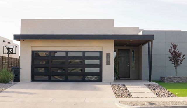 Modern Retreat by Golf Course - 3 Bedrooms & Office Space