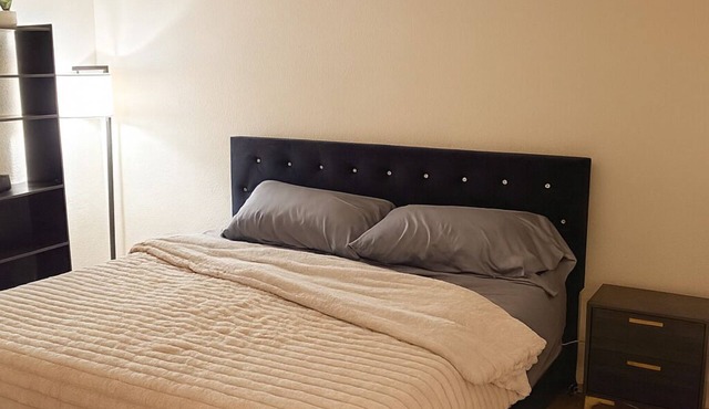 Modern Retreat Cali King Bed Fireplace + Full Kitchen