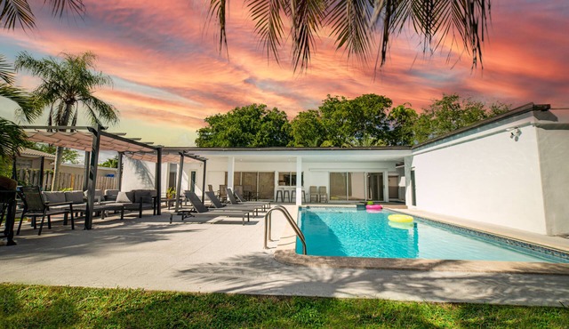 Modern Retreat GameRoom, Court, BBQ & Playground