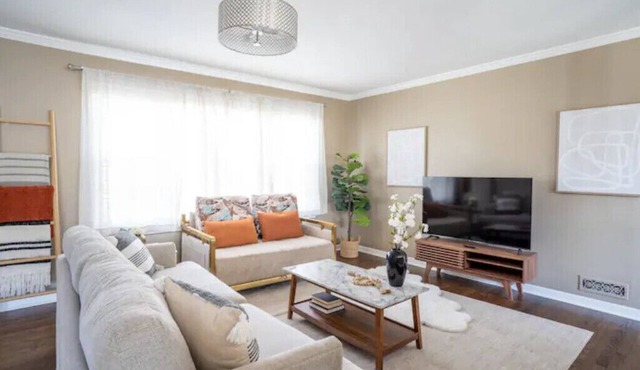 Modern Retreat Home, Movie Theatre, 3 Bed 2 Bath