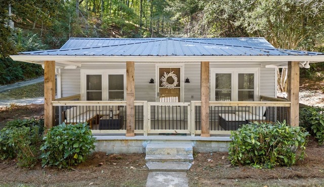 Modern Retreat- Hollywood 50s Lounge & Billiards