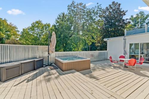 Modern Retreat Hot Tub Bar Patio HPU