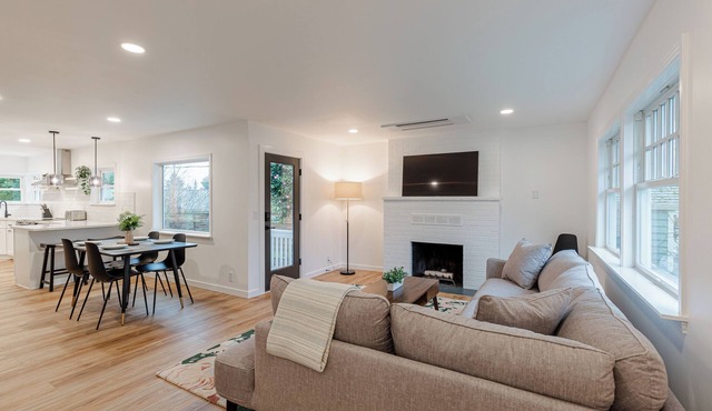Modern Retreat in a Newly Renovated Ballard Craftsman - Near Shops, Cafes, Parks