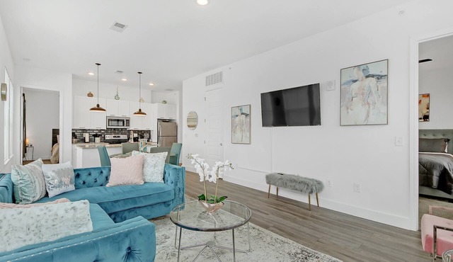 Modern Retreat nCharming 2-bedroom apart in the heart of Atlanta. LOCATION!