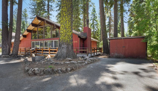 Modern Retreat Near Dog-Friendly Beach & Eateries