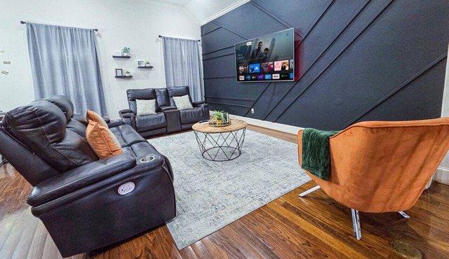 Modern Retreat Near ALL Of Houston`s Attractions!