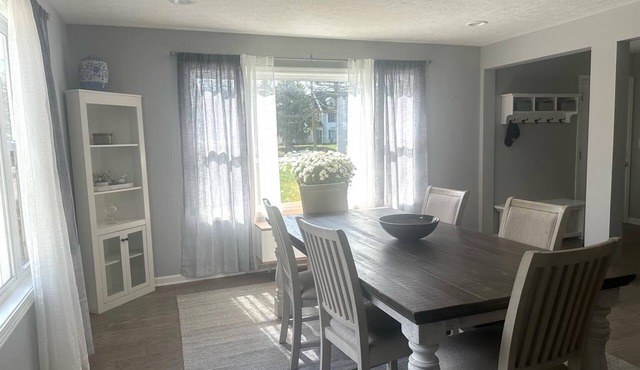 Modern Retreat Near Cuyahoga Valley Bright & Spacious