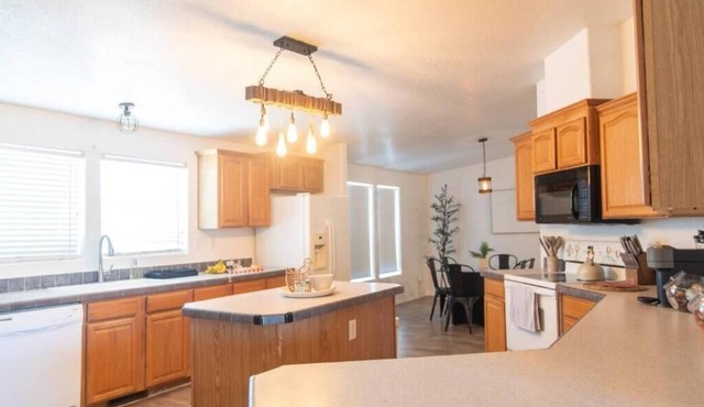 Modern Retreat near Death Valley w/scenic mountain views & stargazing