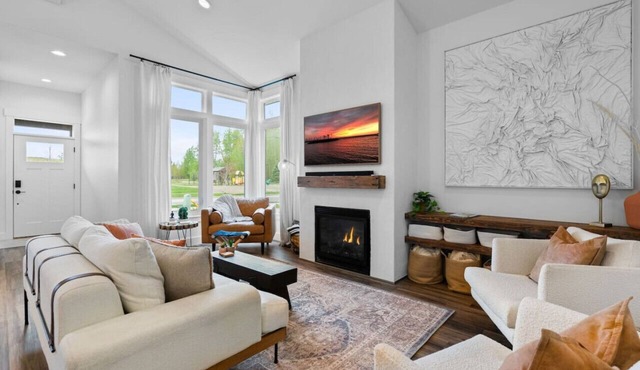 ✨ Modern Retreat Near Schweitzer–Hot Tub, Fireplace, 3 King Beds ✨