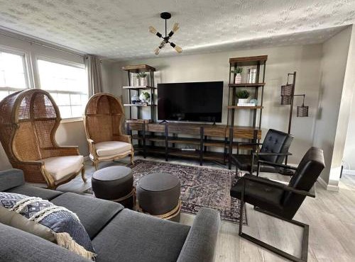 Modern Retreat - Newly Remodeled Gem