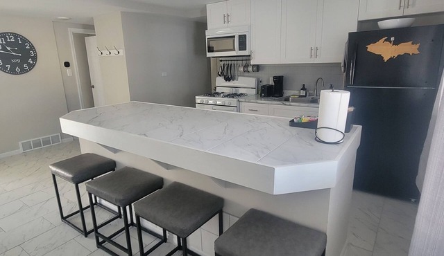 Modern Retreat on Lake Superior, close to the Snowmobile trails!