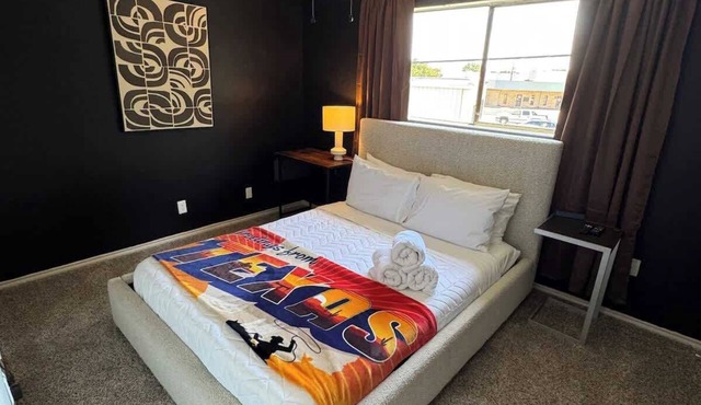 Modern Retreat | Sleeps 6 | Heart of Waxahachie