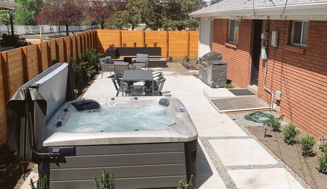 Modern Retreat House Ski Snowboard Hot Tub Firepit BBQ