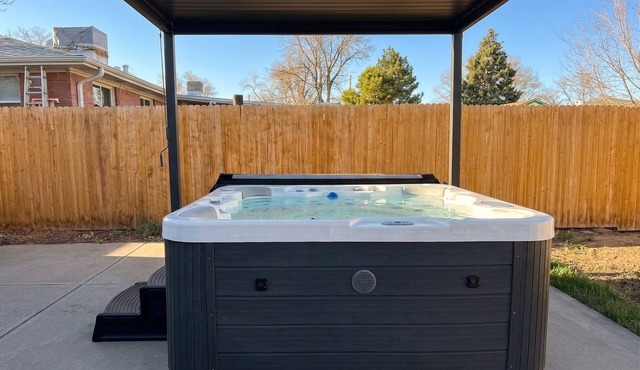 Modern Retreat w/Hot Tub, Peloton, Gym, and BBQ