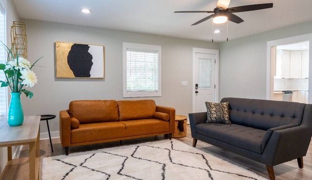 Modern Retreat w/King Bed –3 BR Near Duke DT
