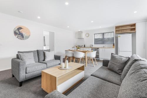 Modern Retreat with King Bed - By KOSH BNB