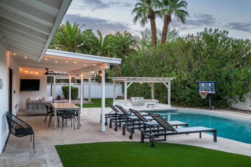 Modern Retreat with Pool Fire Pit Outdoor Living