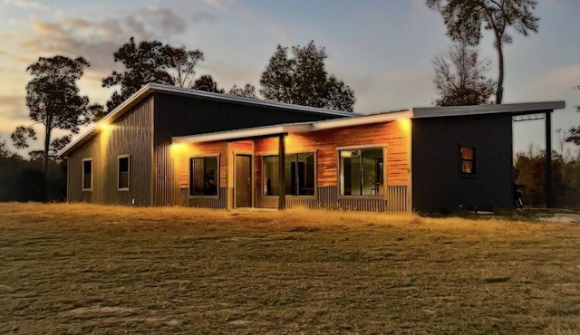 Modern Retreat with Stunning Views - 25 Mi to Little Rock!