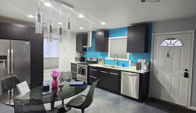 Modern/Retro 2br Condo by Exceptional Stays
