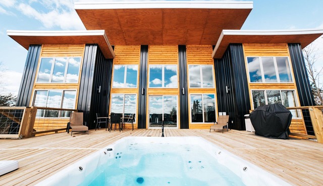 Modern Ridge-Top Sanctuary: All-Year Swim Spa & Breathtaking Views