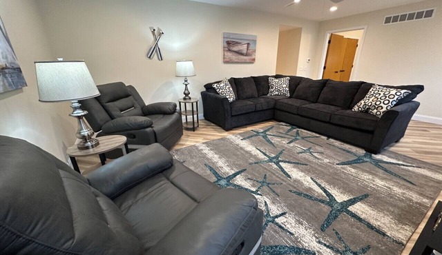 Modern Riverbend Suites - 2BR