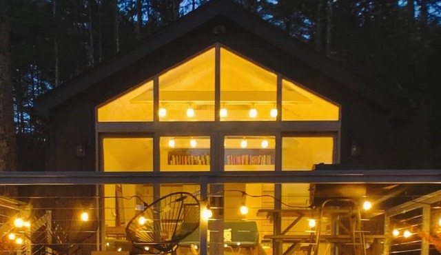 Modern Riverfront Bungalow, Fireplace, 20 min to Hudson & Windham