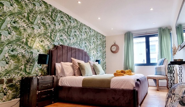 Modern Riverside Apartment in Central Bristol.