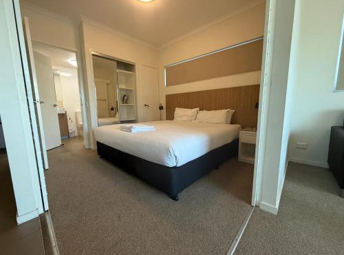 Modern Riverside Suites in Mackay CBD with Pool and Parking