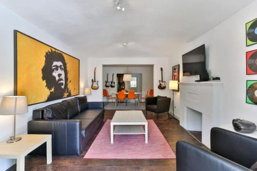 Modern Rock Themed House W Hot Tub Huge Yard