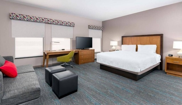 Modern Room Near Clayton’s Charming Bars & Eateries - Explore St. Louis Zoo