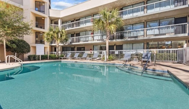 Modern Room w/Complimentary Breakfast & Pool Access