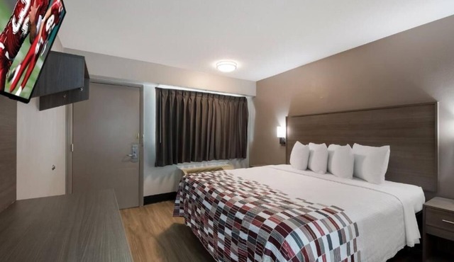 Modern Room w/Free Parking & Convenient Access to I-75, Ideal for Travelers.