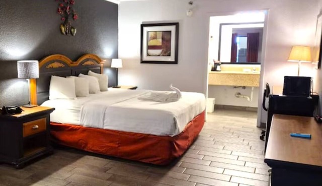 Modern Room w/Free Parking | Gym & Free Breakfast | Outdoor Mattoon Exploration