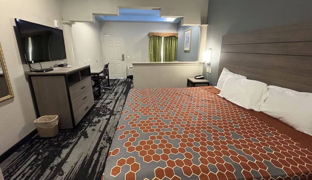 Modern Room w/Kitchenette Unit Ideal for Budget Travelers Near Attractions
