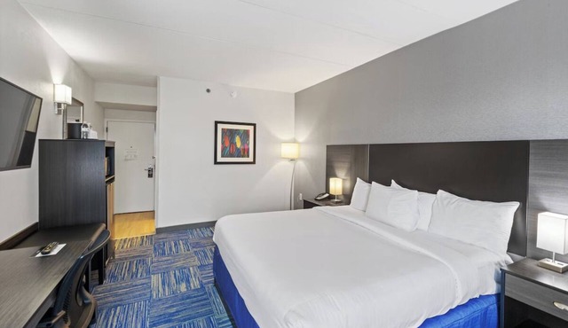 Modern Room with Breakfast and Indoor Heated Swimming Pool Close to Dorney Park