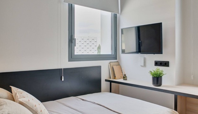 Modern Room with Wi-Fi in Pamplona, Sleeps 2