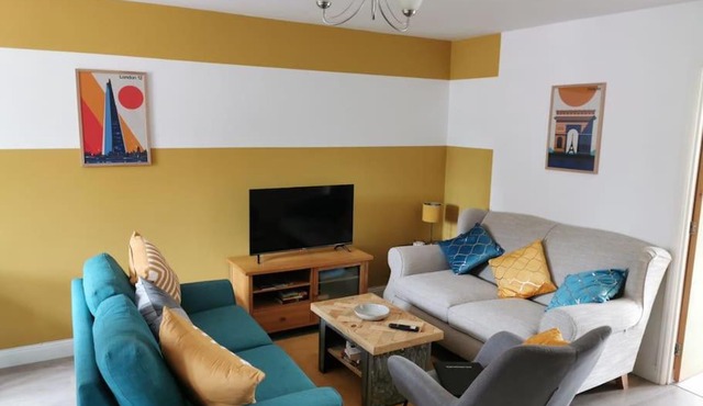 Modern Roomy 3 BR Home Pershore