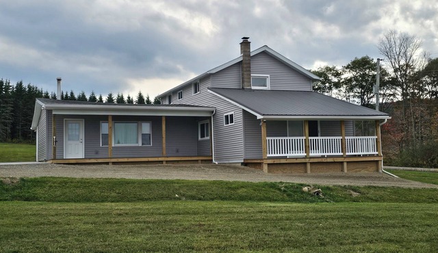 Modern & Rustic 3 Bed, 3 Full Bath, Country Farm Home with a Primary Bath Suite!