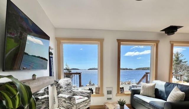 Modern Rustic Lake Cottage w. Priv Luxury Hot Tub