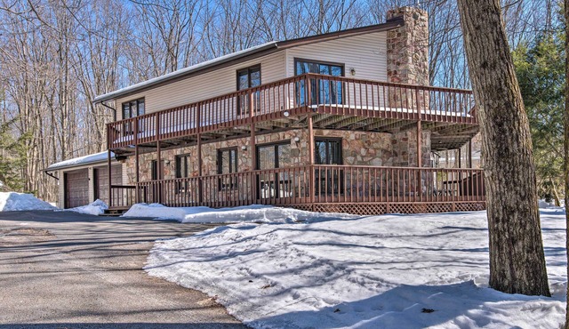 Modern & Rustic lake home in Poconos