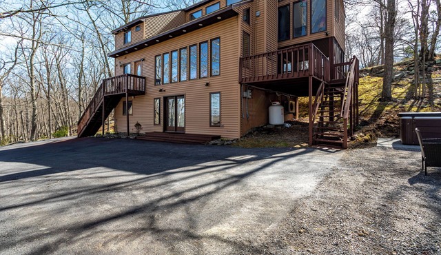 Modern Rustic Lodge! 2 min. walk to Ski Slopes, 6TVs, Linens, WiFi, A/C, Firepit