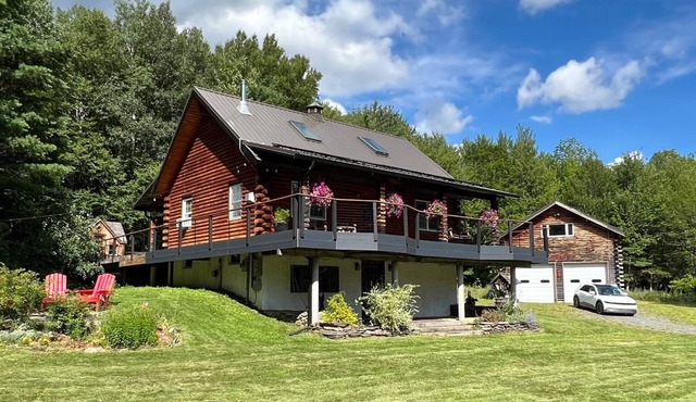 Modern Rustic Log Chalet w/mtn views, pool & bonus loft on 17 secluded acres