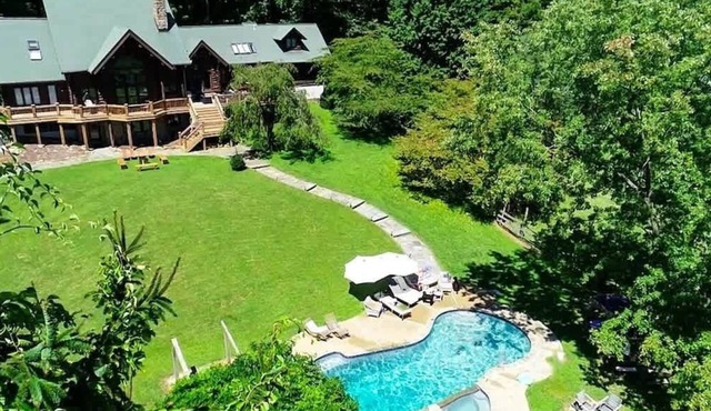 Modern/Rustic Log Chalet loaded with amenties