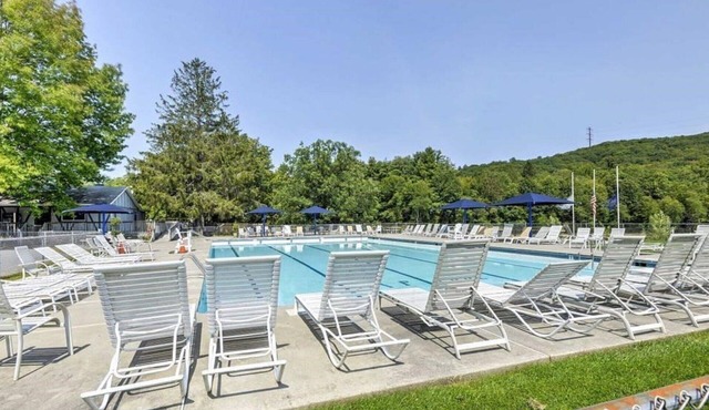 Modern Rustic Mountain House! Pool Table, 5 TVs, WiFi, Linens/Towels,A/C,FirePit