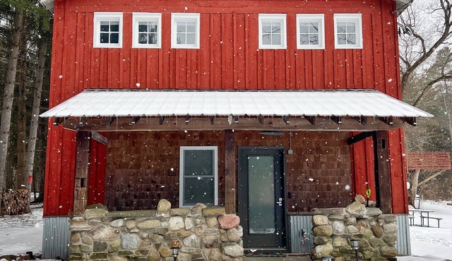 Modern Rustic Retreat- King bed, hot tub, wineries, waterfalls, hiking, Cornell