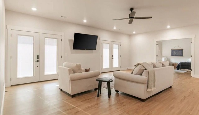 Modern Rustic Retreat, Spacious 6 Bedroom Home on 33acres with Private Pond