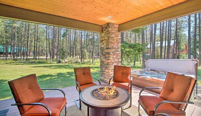 Modern-Rustic Ronald Getaway: Hot Tub, Grill!